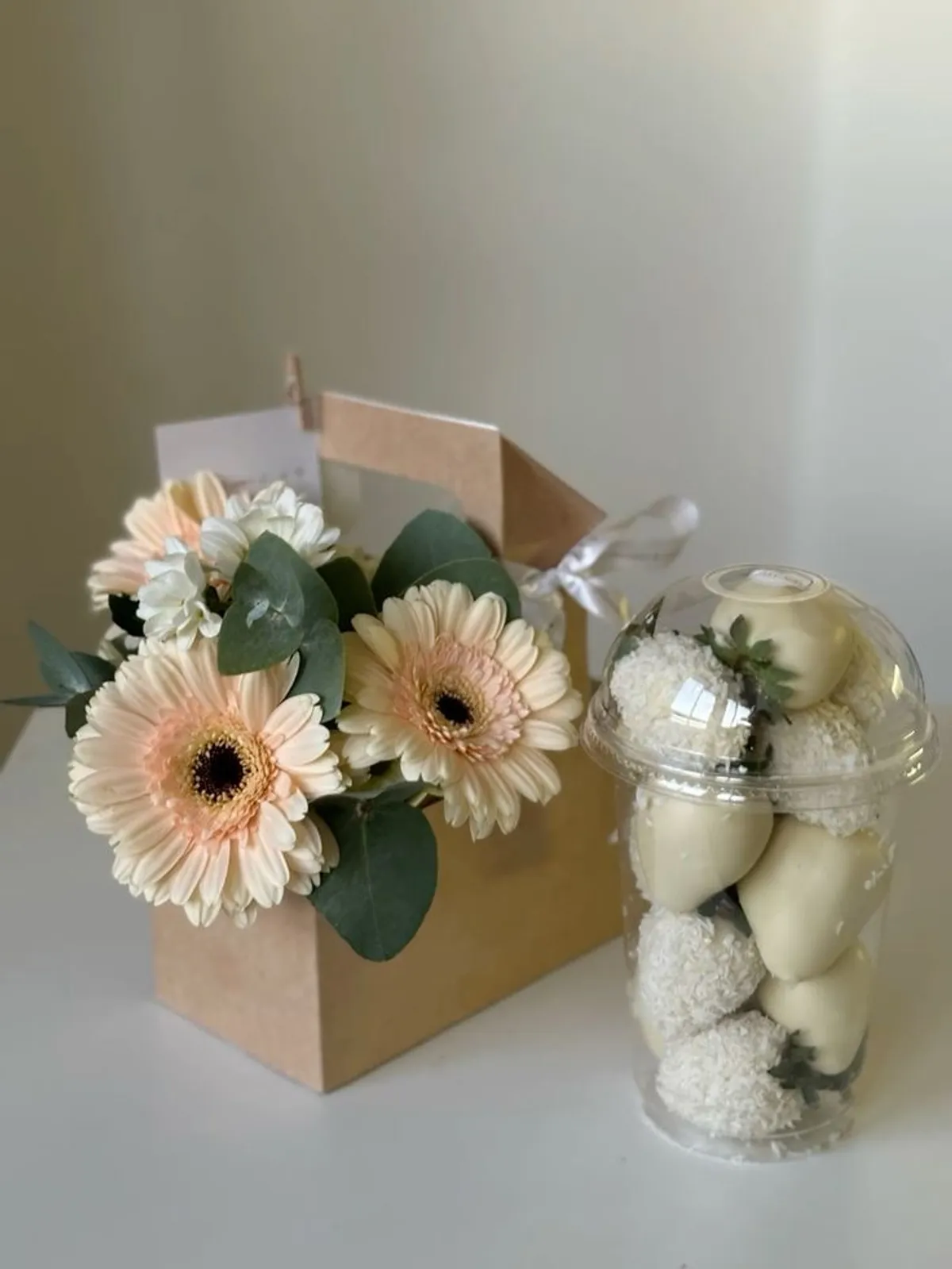Cajita mixta flores + fresas